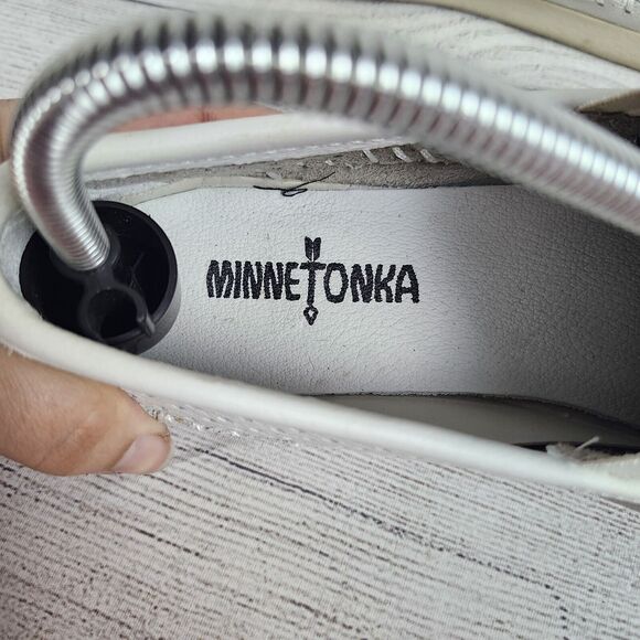 Minnetonka Pacific Loafer Slip On White Perforated Leather Shoes Women's Sz 7.5 - Picture 9 of 10